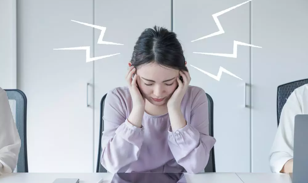 頭痛の女性